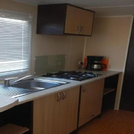 Mobil-home Confortable Avec Terrasse Pour 4 Personnes - Api-1-52-400 *