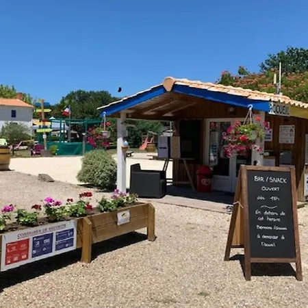 Mobil-home Confortable Avec Terrasse Pour 4 Personnes - Api-1-52-400 * Vendays-Montalivet
